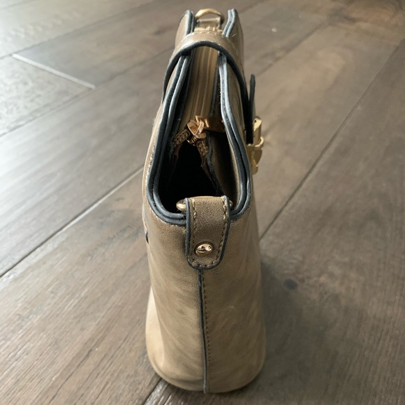 London Fashion Crossbody Bag - Picture 3 of 6